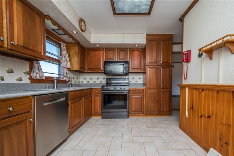 140 Victoria Dr — photo 8
