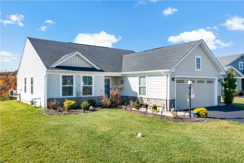 426 Spruce Ln — photo 3