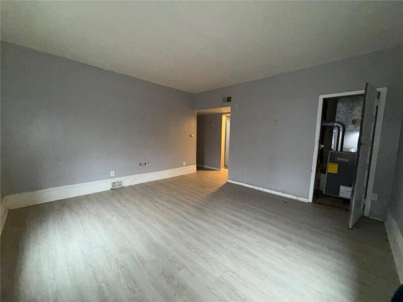 306 Broadway Ave — photo 3