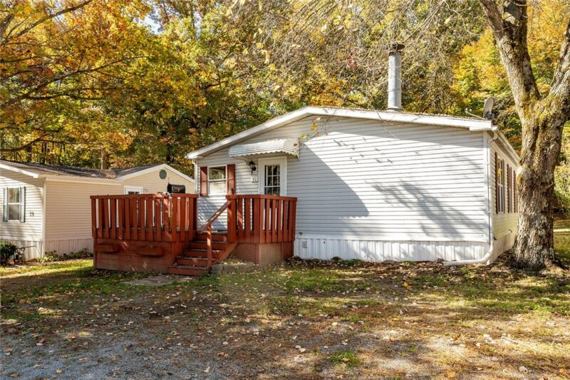 31 Emerald Dr — photo 2