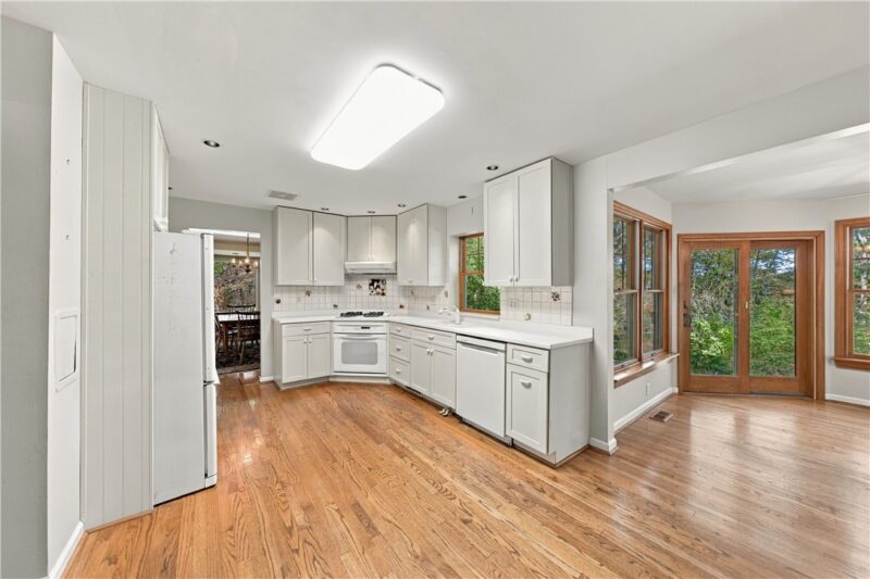 4360 Winchester Drive — photo 8