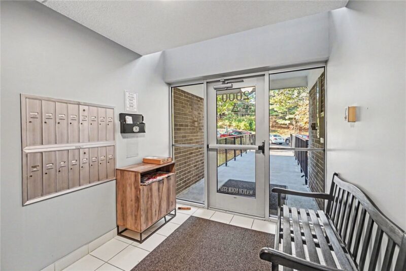 2301 Charlemagne Cir — photo 2