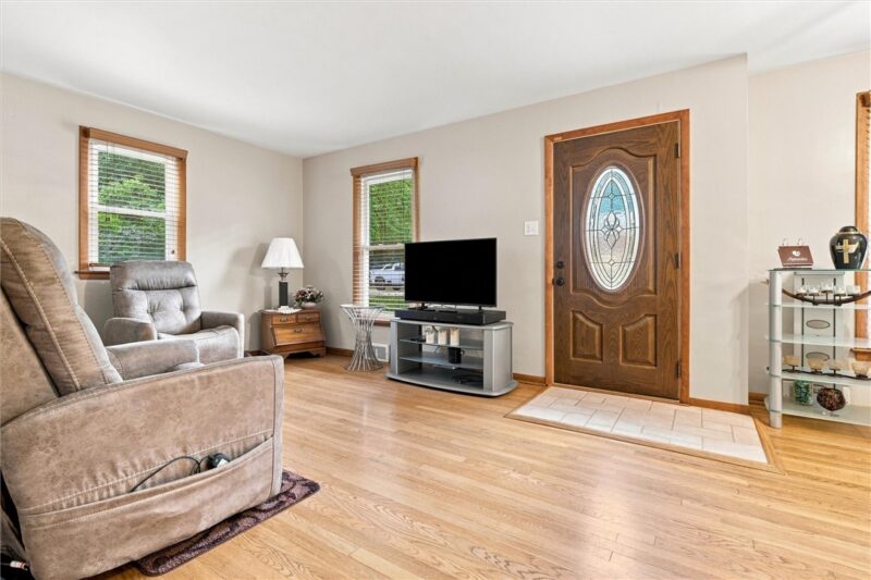 327 Mcintosh Dr — photo 4