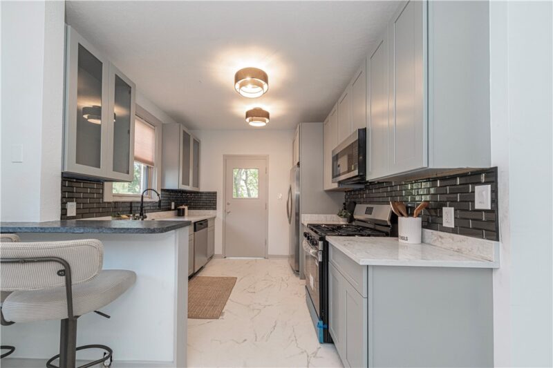 641 Center Ave — photo 7