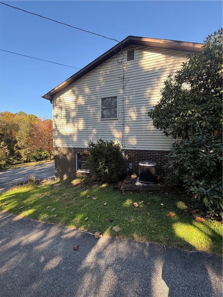 304 Kurt St — photo 3
