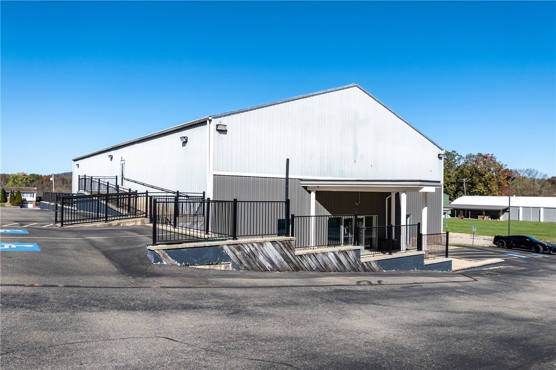 550 West George St — photo 1