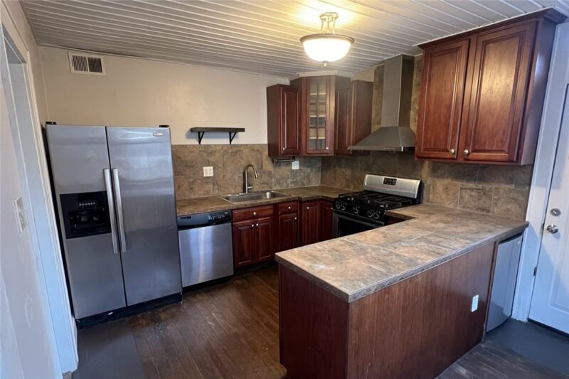 1215 Linden Pl — photo 2