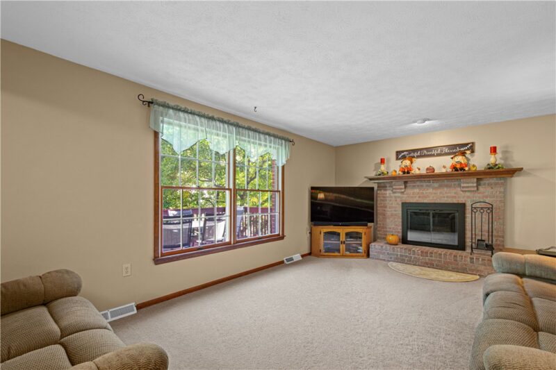 406 Mary Ln — photo 2