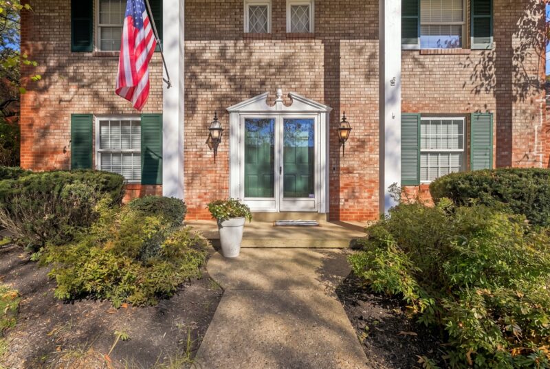 100 Thornberry DRIVE — photo 3