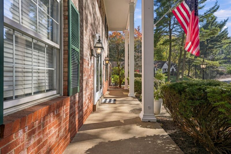 100 Thornberry DRIVE — photo 4