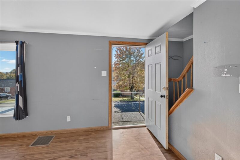 249 Creston Dr — photo 2