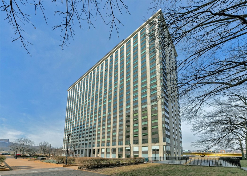 320 Fort Duquesne Blvd 8N — photo 1