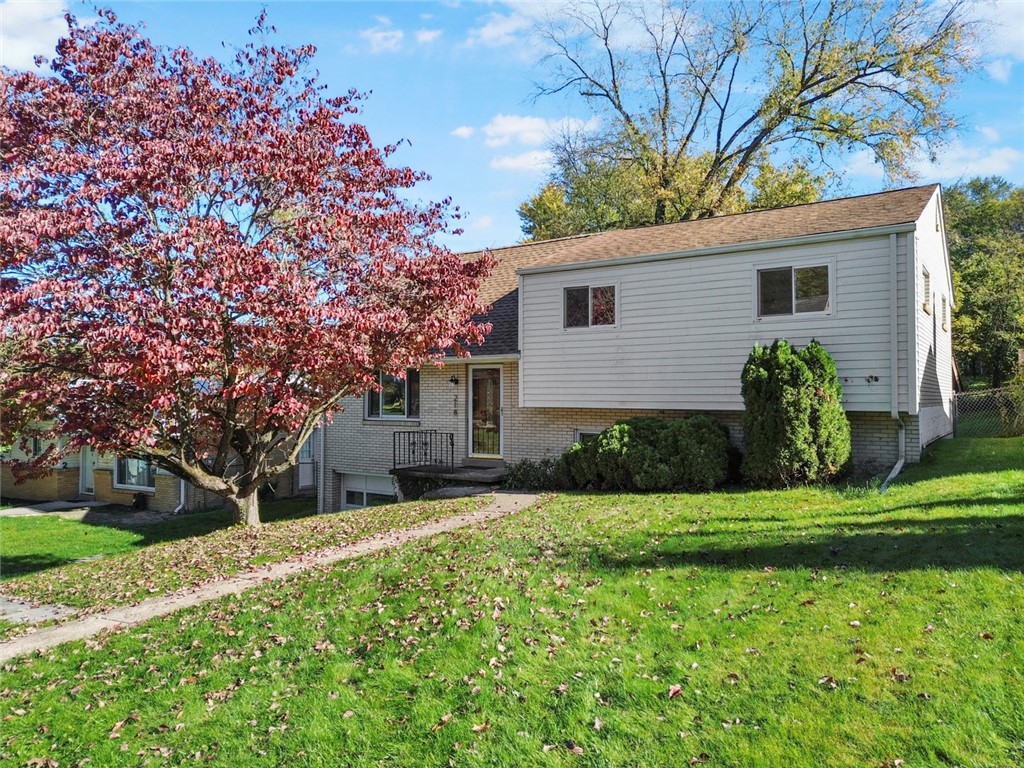 218 Russel — photo 1