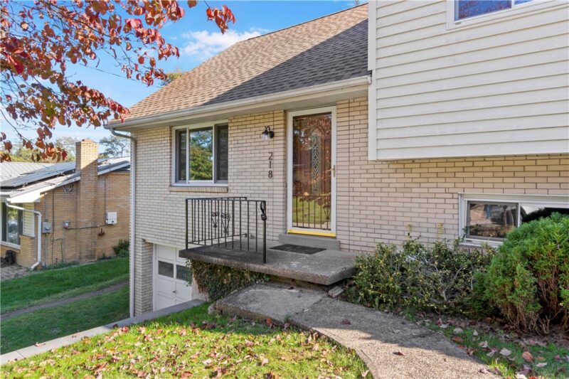218 Russel — photo 2