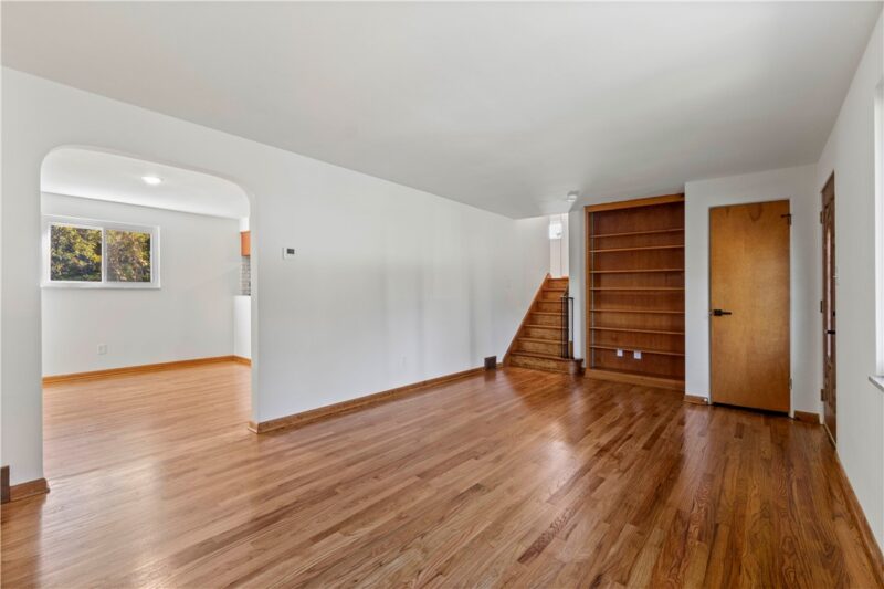 218 Russel — photo 4