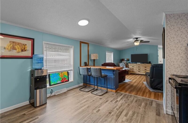 115 York Rd — photo 3