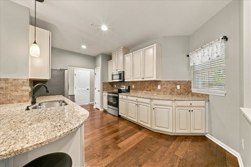 2000 Connecticut Ln — photo 2