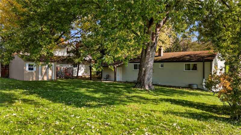 560 Ash St — photo 3