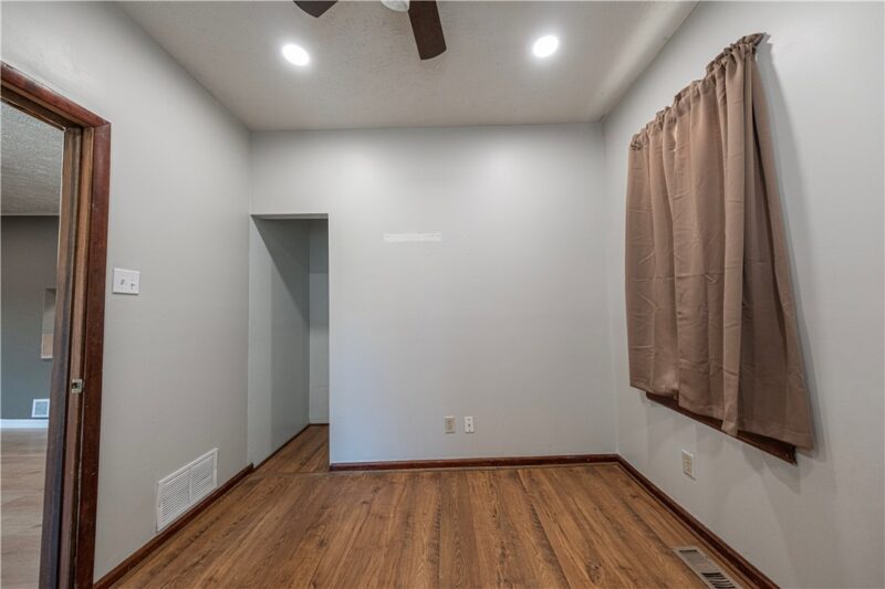 817 John St — photo 8