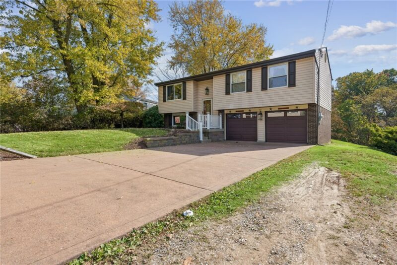 561 Surfside Dr — photo 2