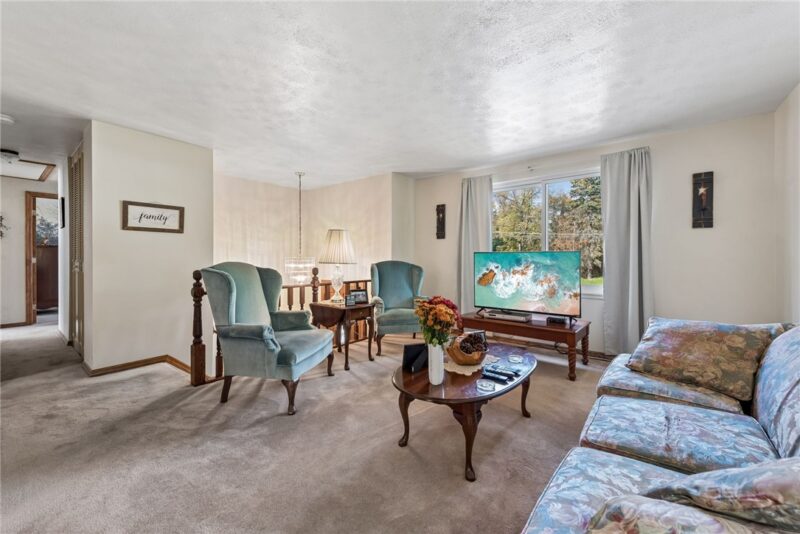561 Surfside Dr — photo 3