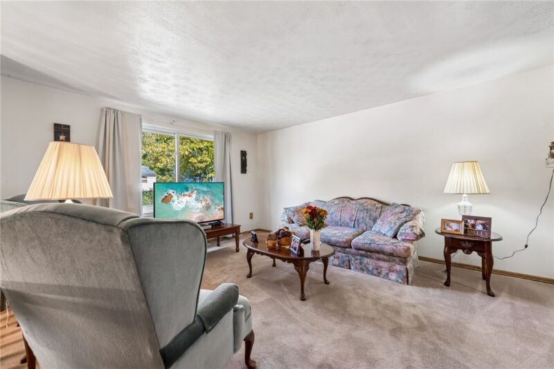 561 Surfside Dr — photo 4