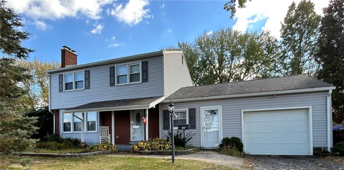 458 Center St — photo 1