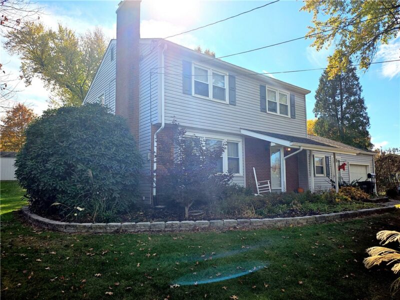458 Center St — photo 2