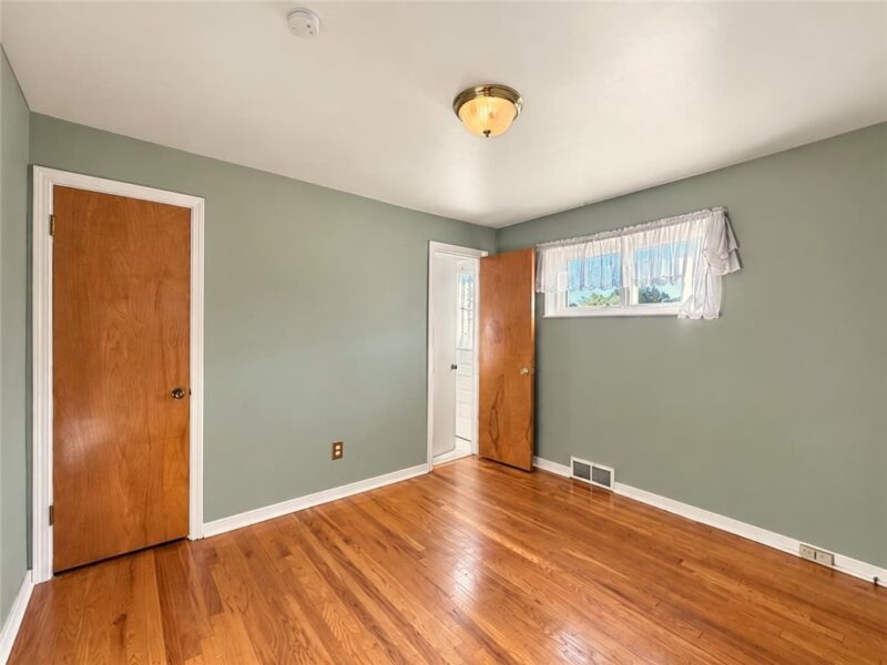 1143 Greentree Rd — photo 8