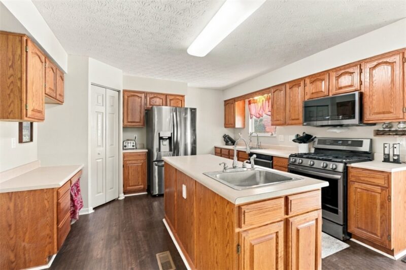 8001 Maureen Dr — photo 8