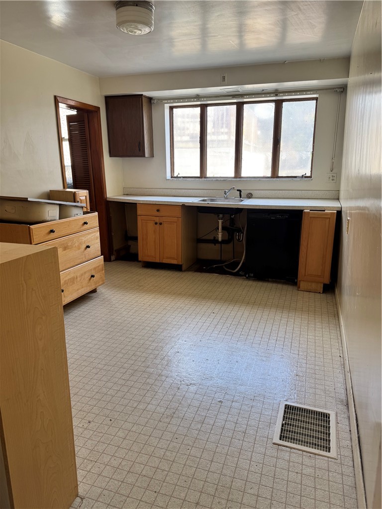 143 Warden Street — photo 8