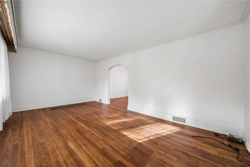 914 Broadway Ave — photo 8