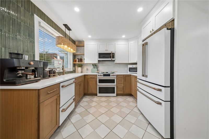 1025 Summit St — photo 2