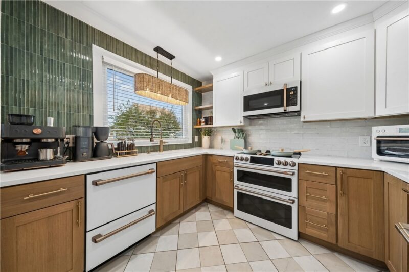 1025 Summit St — photo 3