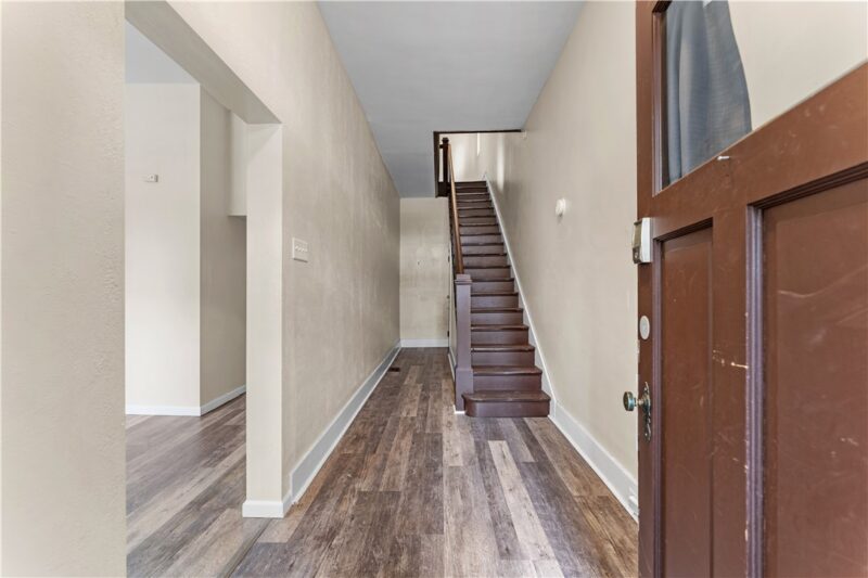527 McClintock Ave — photo 4