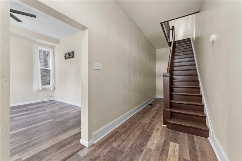 527 McClintock Ave — photo 5