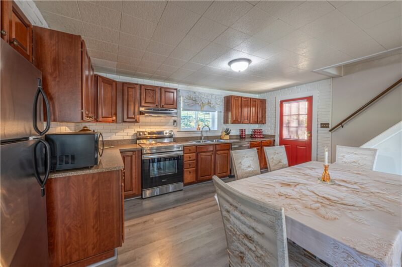 388 Derrick Ave — photo 4
