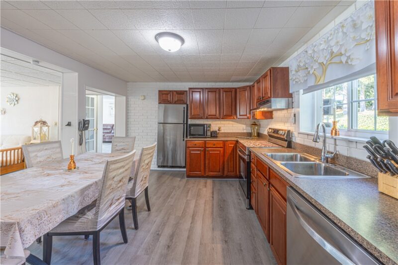 388 Derrick Ave — photo 6