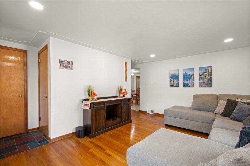 121 Paul St — photo 2
