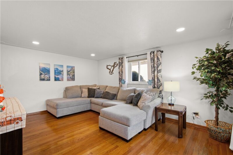121 Paul St — photo 3