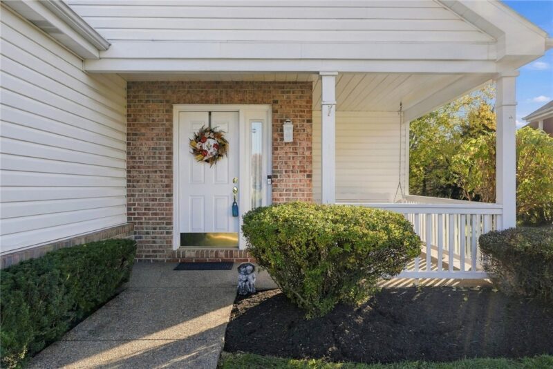 1057 Maplewood Dr — photo 2