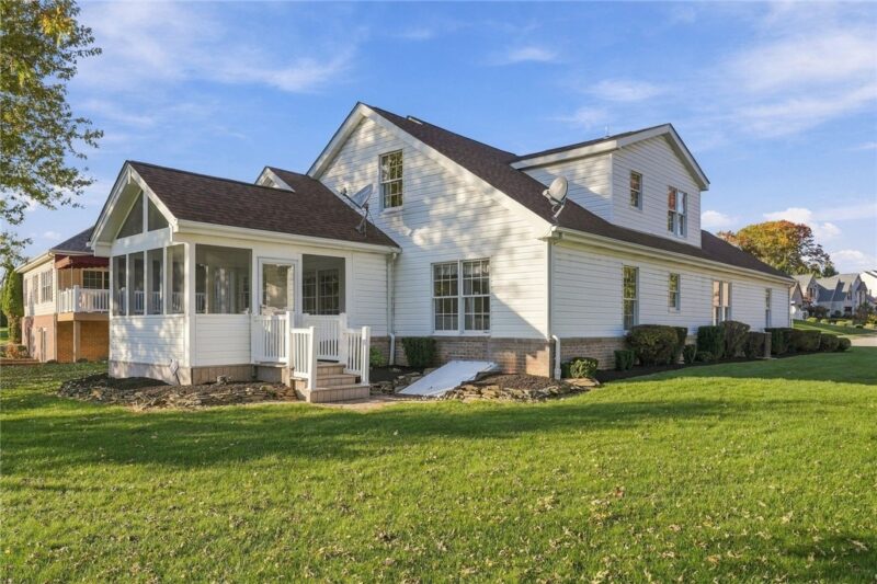 1057 Maplewood Dr — photo 3