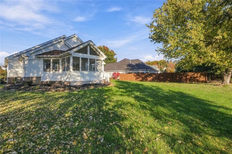 1057 Maplewood Dr — photo 4