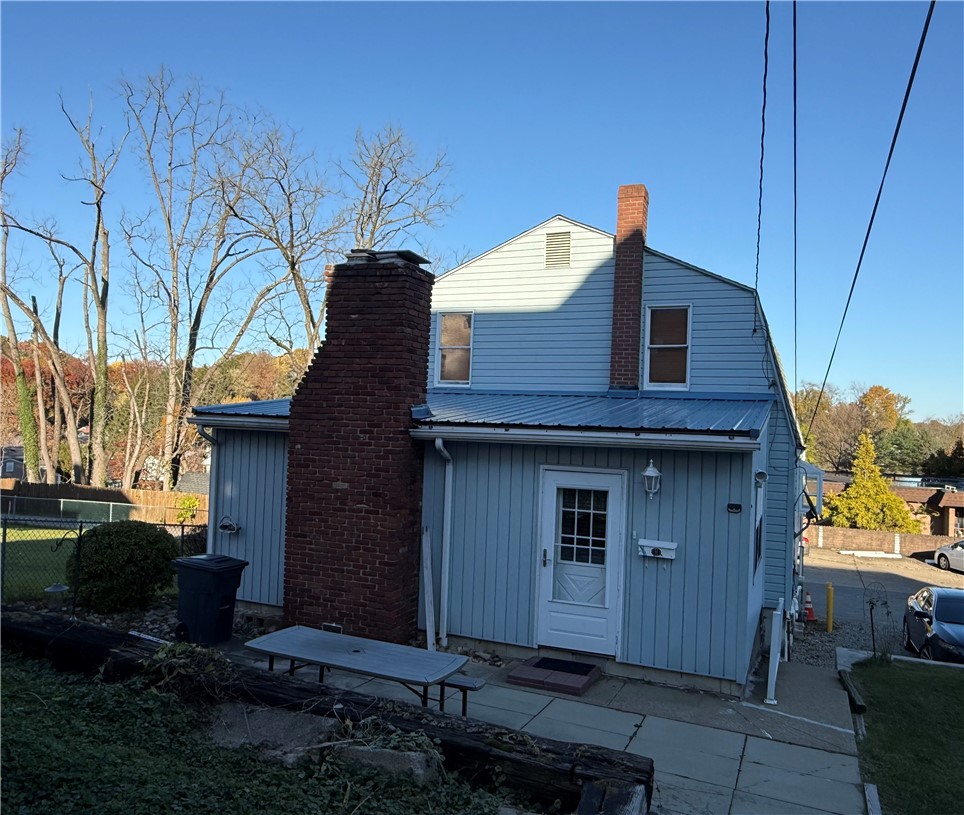 432 Holmes Way — photo 1